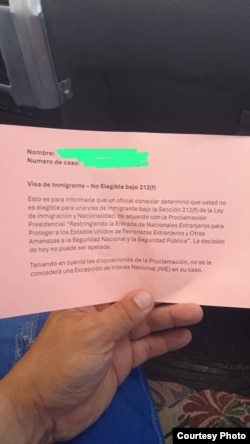 Un inmigrante cubano recibe la negativa de visado en La Habana.