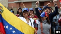 Ciudadanos venezolanos residentes en Bogotá gritan consignas mientras asisten a votar en las elecciones presidenciales de su país hoy en Bogotá (Colombia).
