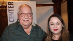 José Abreu Felippe y Zoé Valdés durante una tertulia en Miami Hispanic Cultural Arts Center.