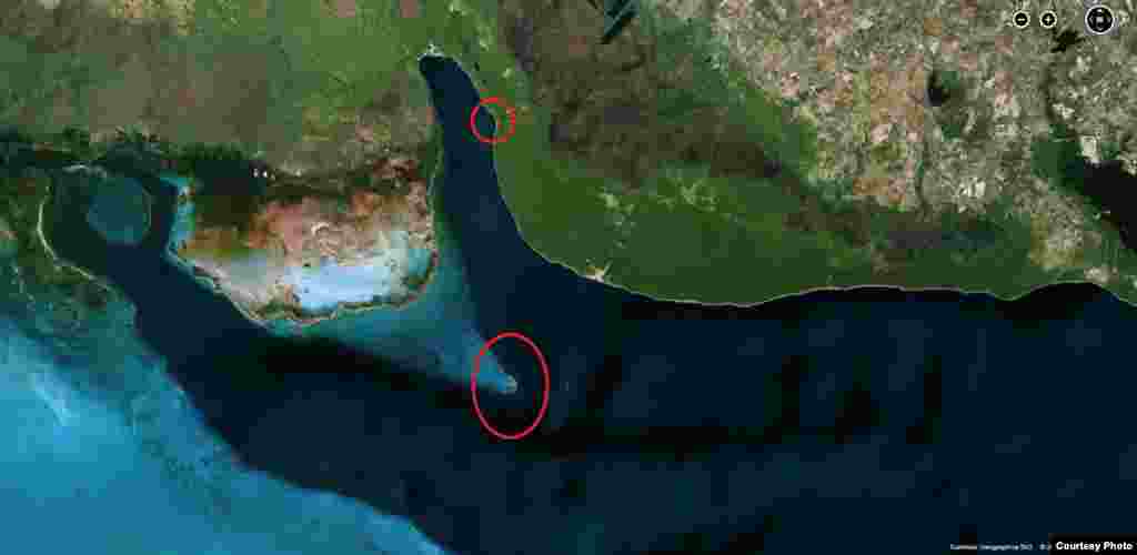 Vista satelital de Bahía de Cochinos. En los círculos, Cayo Piedra (abajo) y la marina privada de Fidel Castro en Caleta del Rosario. (Luis Domínguez)