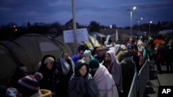 Refugiados huyen de Ucrania el 10 de marzo de 2022. (AP Photo/Daniel Cole, archivo).