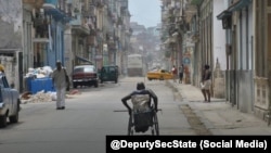 "El salario promedio de un trabajador estatal ronda los 16 dólares mensuales, y los pensionados sobreviven con unos 5 dólares al mes": subsecretario Landau. (@DeputySecState)