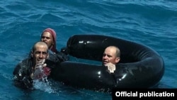 Tres cubanos fueron encontrados a 65 kilómetros de los cayos de la Florida aferrados a una balsa mínima.