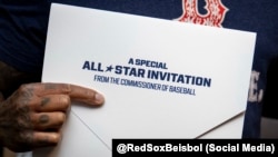 El cubano Aroldis Chapman sostiene su invitación al Juego de las Estrellas de 2025. (@RedSoxBeisbol)