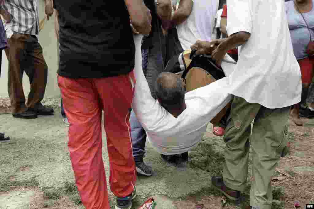 Un hombre es arrestado este 20 de marzo en La Habana.