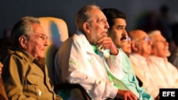 Fidel Castro (2-i), el gobernante Raúl Castro (i), y el de Venezuela, Nicolás Maduro (3-i) en La Habana por el aniversario 90 de Castro