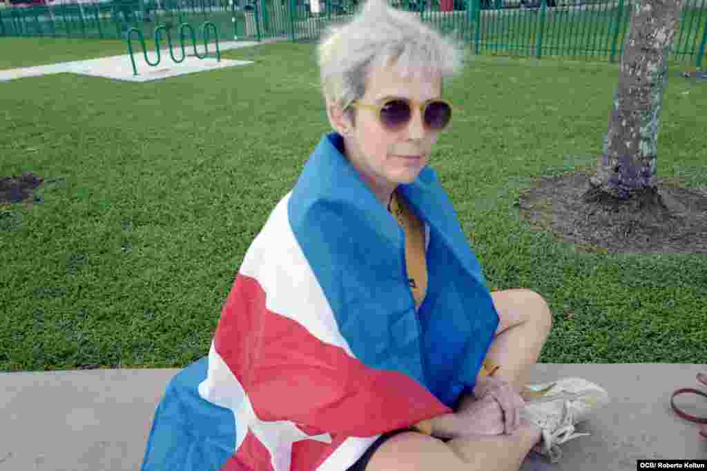 Una de las exiliadas, Lis González, participa en la manifestación del viernes 27 de noviembre, en apoyo a los miembros del Movimiento San Isidro. 