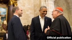 El presidente Barack Obama y su asesor Ben Rhodes conversan en la Catedral de La Habana con el Cardenal Jaime Ortega, quien ayudó a conseguir el apoyo del Papa Francisco al deshielo entre Cuba y EEUU.