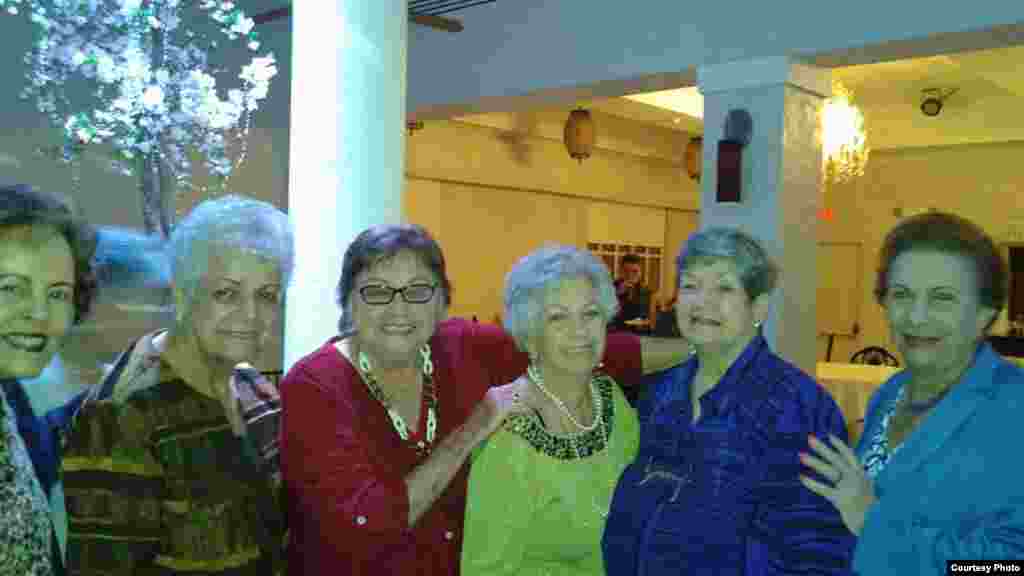 Presas políticas cubanas. De iz. a dr.:Lidia Pino, Nilda Díaz, Cary Roque, Reina Peñate, Nereida Montes de Oca y la Dr. Isabel Rodríguez.