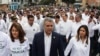 El presidente colombiano Iván Duque encabeza la marcha contra el terrorismo en Bogotá. 