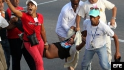 Daniel Llorente fue detenido cuando desfilaba con la bandera de EEUU por la Plaza José Martí, el 1 de mayo de 2017.