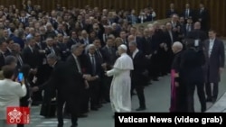 El Papa León XIV saluda a los comunicadores reunidos este lunes en el Aula Paulo VI del Vaticano. (Captura de Video/Vatican News)
