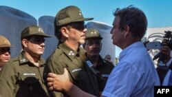 Alejandro Castro, hijo de Raúl Castro abraza a Antonio Castro, hijo de Fidel Castro.