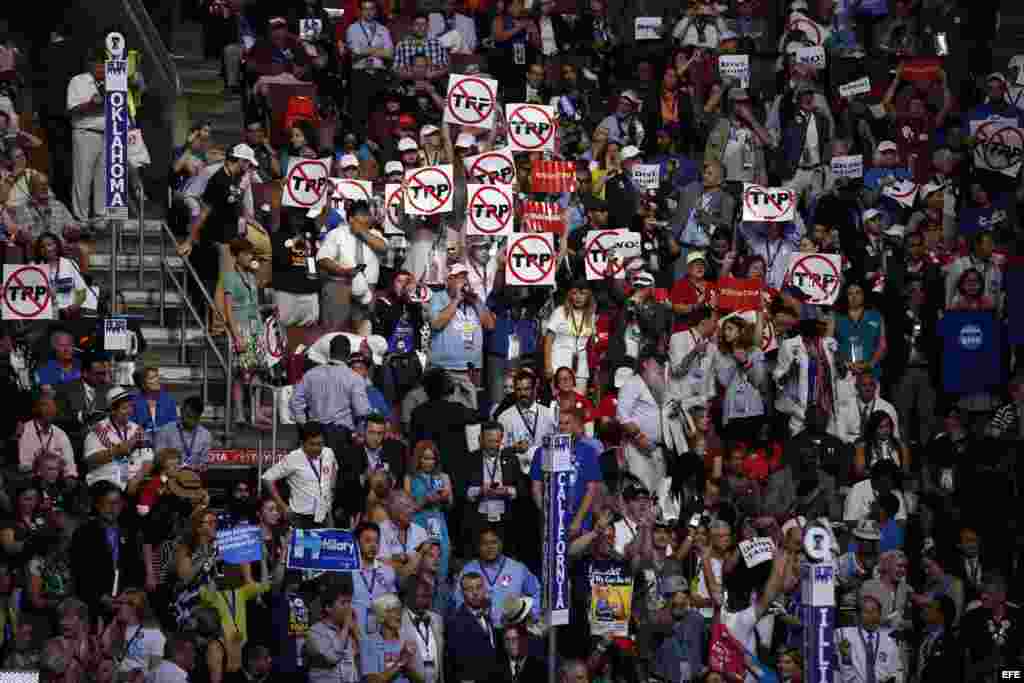 Seguidores del senador Bernie Sanders durante la primera jornada de la Convención Nacional Demócrata 2016 hoy, 25 de julio de 2016, en el Wells Fargo Center de Filadelfia, Pensilvania. EFE/SHAWN THEW