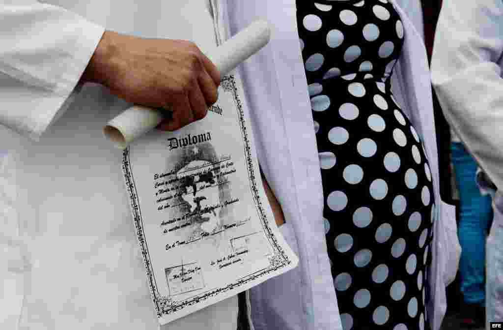 Decenas de médicos cubanos protestan el sábado 22 de agosto de 2015, en Bogotá, para denunciar "el limbo legal" en el que se encuentran a la espera de un visado para EEUU.