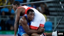 Reineris Salas Perez en acción contra J'den Michael Tbory Cox. EFE