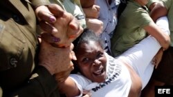 Miembros de las Damas de Blanco son arrestadas por la Policía tras una marcha en La Habana.