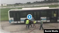 Agentes de Migración golpean a mujeres venezolanas en Aeropuerto de La Habana.