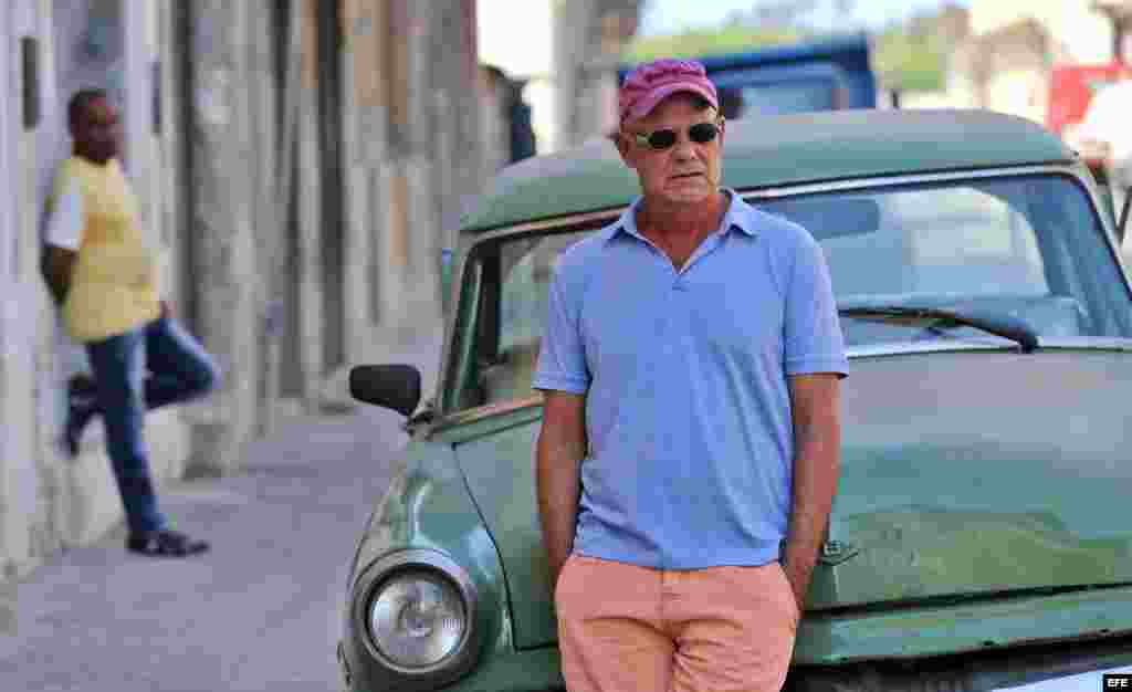 "Poco a poco las cosas se van suavizando. Es un proceso natural de modernización que también se va a ir produciendo, supongo yo, en las estructuras políticas y en las formas de dirigir la sociedad, de que haya más acceso de diferentes opiniones", apuntó.