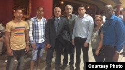 Tras ser liberados, opositores regresaron al aeropuerto a presionar para que les devuelvan sus pertenencias.