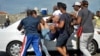 La policía cubana arresta a manifestantes en una marcha LGTBI en La Habana, el 11 de mayo de 2019. 