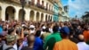 Cubanos se manifiestan contra el gobierno de Miguel Díaz-Canel, el 11 de julio de 2021, frente a la Asamblea Nacional del Poder Popular, en La Habana. (Yamil Lage/AFP)