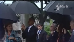 Obama recorre la Habana Vieja, paraguas en mano Obama recorre la Habana Vieja, paraguas en mano