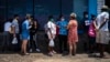 Una cola para comprar alimentos frente a un mercado de La Habana. (AP/Ramón Espinosa)