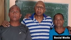 Irenaldo Sosa Báez (izquierda) junto a Guillermo Fariñas (centro) y otro activista de FANTU, en una imagen de archivo.