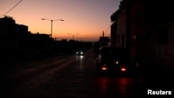 Autos circulan por una calle durante un colapso de la red eléctrica nacional, en La Habana, Cuba, el 15 de marzo de 2025. REUTERS/Norlys Perez/Foto de archivo