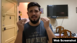 Pedrito el Paketero entrevista jóvenes en las calles de La Habana.