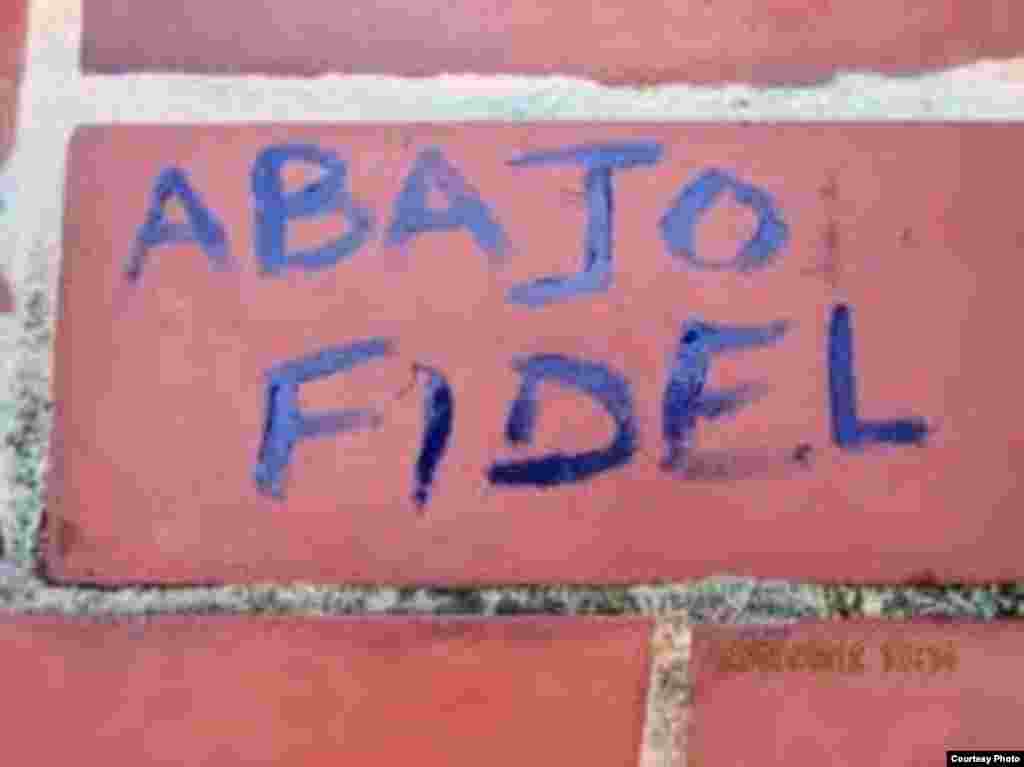 "Abajo Fidel", considerado acaso "el más peligroso" de los carteles que se podían poner en vida del dictador cubano.