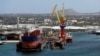 Un buque de carga atracado en la terminal PDVSA de la Refinería de Petróleo de Willemstad, en la isla de Curazao. (Archivo)