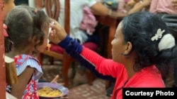 Familias albergadas en la Iglesia Metodista de Guantánamo. Foto de cortesía.