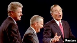 Los candidatos presidenciales, el gobernador Bill Clinton, el empresario Ross Perot y el presidente George H.W. Bush se ríen al concluir su debate de 1992. (© Mark Cardwell/Reuters)