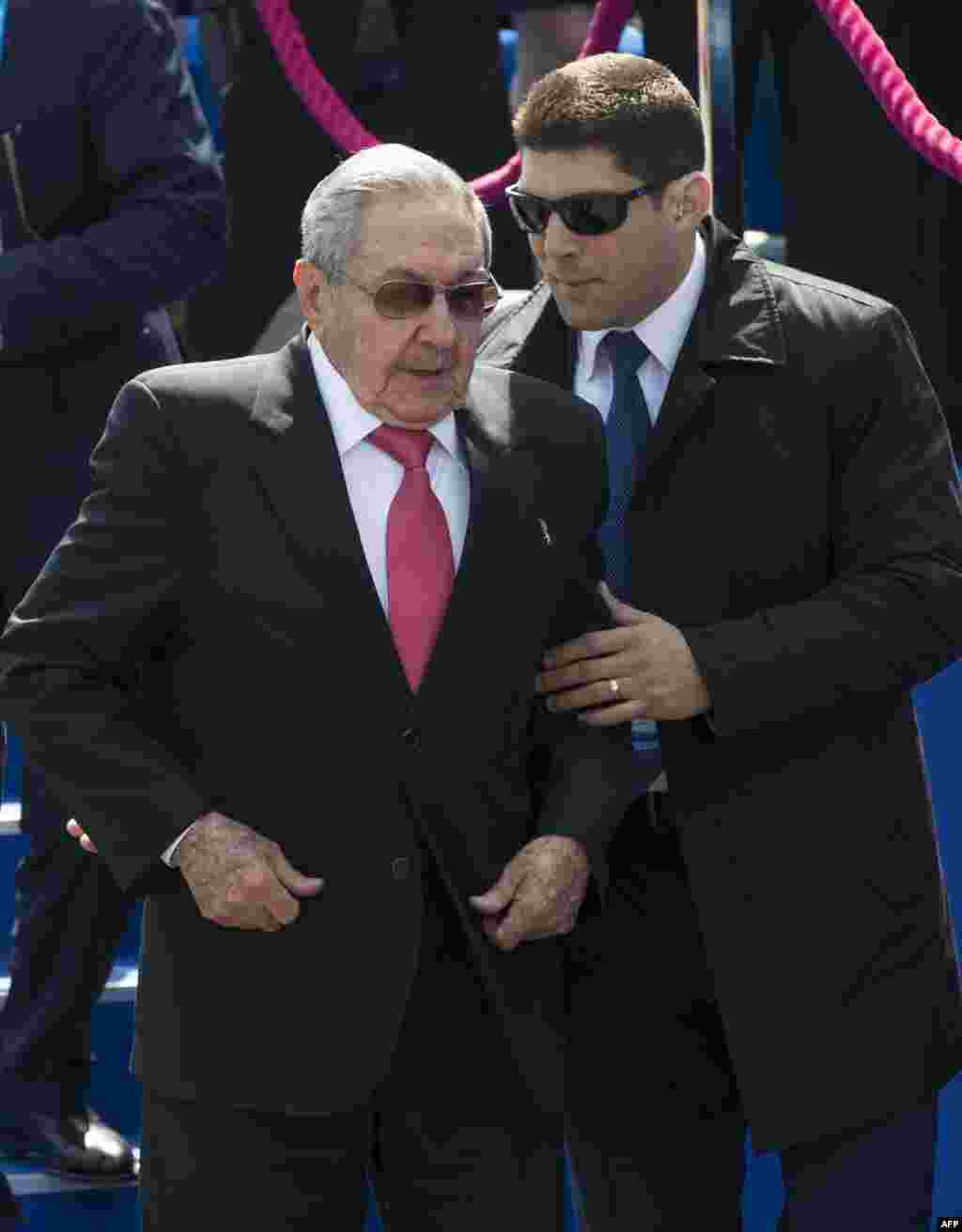Raul Castro y su nieto y guardaespaldas Raúl Guillermo en Moscú. AFP PHOTO / POOL / ALEXANDER ZEMLIANICHENKO