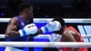 El pugilista cubano Yoenlis Hernández en combate contra el brasileño Wanderley Pereira el 13 de mayo de 2023 en Tashkent, Uzbekistán (AP Photo).
