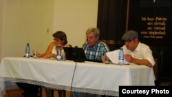 Hirán Hernández (d), Carlos Alzugaray (c) y Mayra Espina (Foto Iván García) en uno de los debates de Espacio Laical.