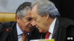 El magistrado del Tribunal Supremo de Brasil Marcos Aurelio de Mello y el revisor Ricardo Lewandowski en Brasilia, en una nueva audiencia del "Juicio del siglo".