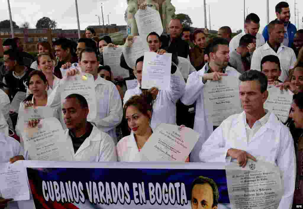 Decenas de médicos cubanos protestan el sábado 22 de agosto de 2015, en Bogotá, para denunciar "el limbo legal" en el que se encuentran a la espera de un visado para EEUU.