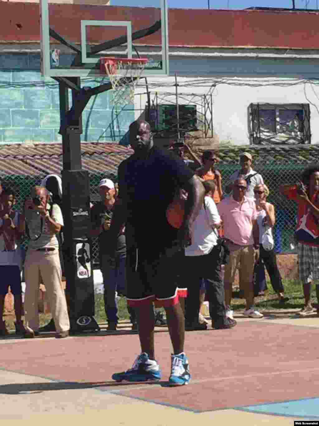 Shaquille O'Neal entrena con el equipo juvenil de baloncesto en las canchas de 23 y B, en el barrio habanero del Vedado. Cortesía Vistar Magazine.