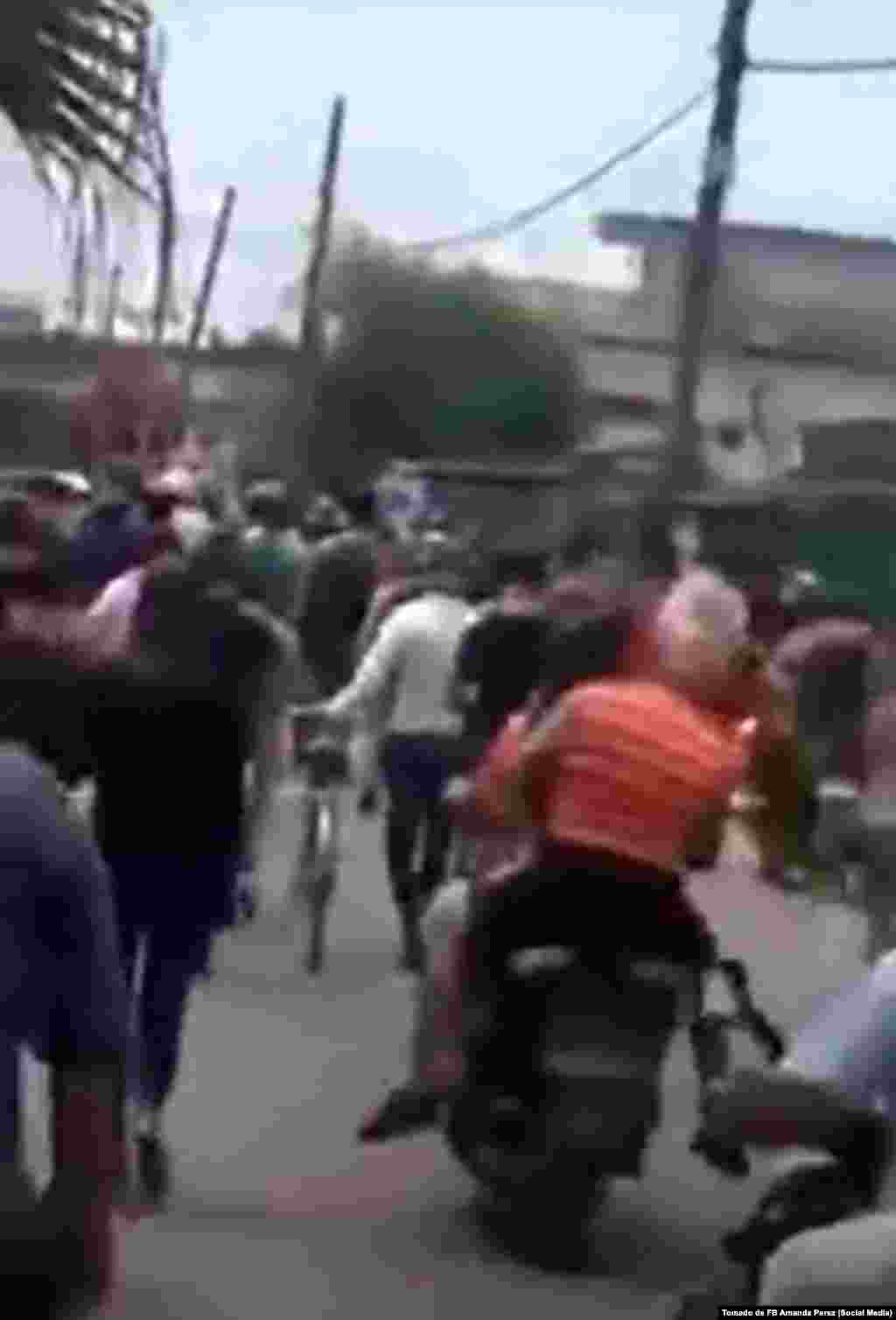 En Bauta se repitió la misma imagen que en otros pueblos de Cuba. Cientos de personas salieron a las calles a protestar. Algunos marcharon a pie, otros en bicicletas y motocicletas hasta congregarse en un punto.