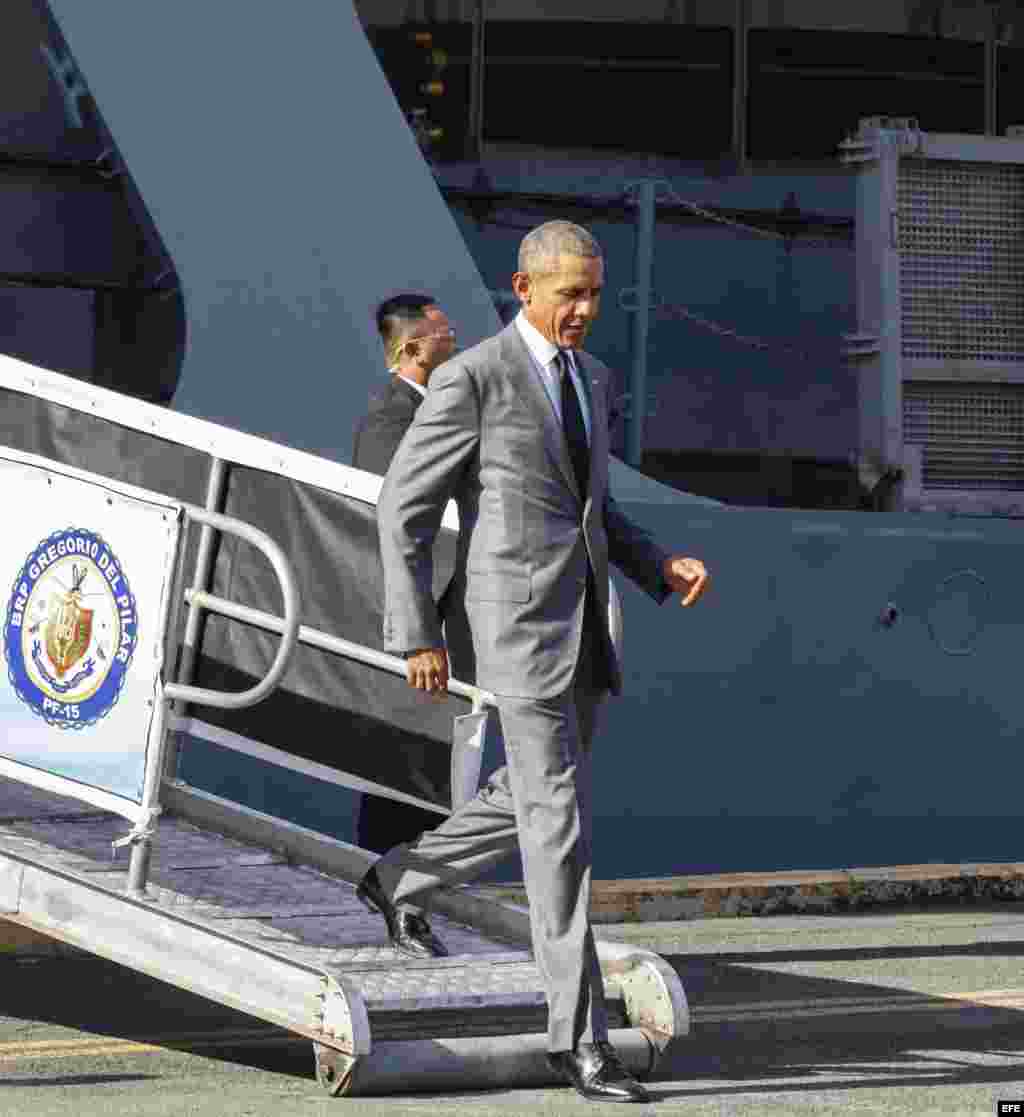 Presidente Barack Obama se baja del BRP Gregorio de Pilar en una base naval en Manila el 17 de noviembre antes de ofrecer una rueda de prensa para la cumbre del Foro de Cooperación Económica Asia-Pacifico.