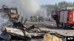 Los bomberos ucranianos extinguen un incendio en un lugar tras un ataque aéreo, en la región de Odesa, el 26 de agosto de 2024, en medio de la invasión rusa de Ucrania. (Oleksandr Gimanov/AFP)