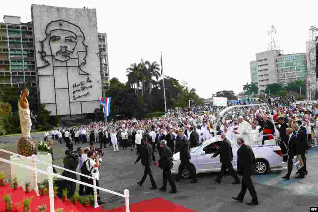 El papa Francisco llega para oficiar la misa en la Plaza de la Revolución de La Habana (Cuba), hoy, domingo 20 de septiembre de 2015, ante miles de cubanos y fieles.