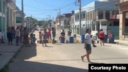 Bloqueo de calle en Tamarindo, entre Rabí y Diez de Octubre, en el reparto habanero de Santos Suárez, el 1 de octubre de 2025.