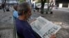 En La Habana un hombre lee el diario oficial Juventud Rebelde. (Yamil Lage/AFP/Archivo)