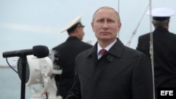 Vladimir Putin preside desfile militar en Crimea.