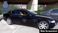 Auto usado por los arrestados con el falso logotipo del Vaticano / Foto: Policía Nacional