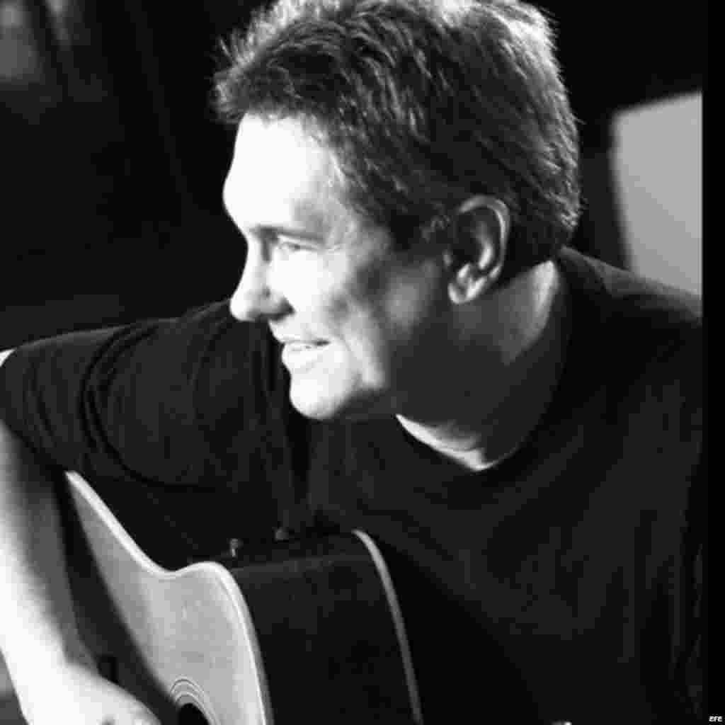 Jorge Luis Piloto por la canción "Si yo fuera tú" interpretada por Gilberto Santa Rosa compite en Mejor Canción.